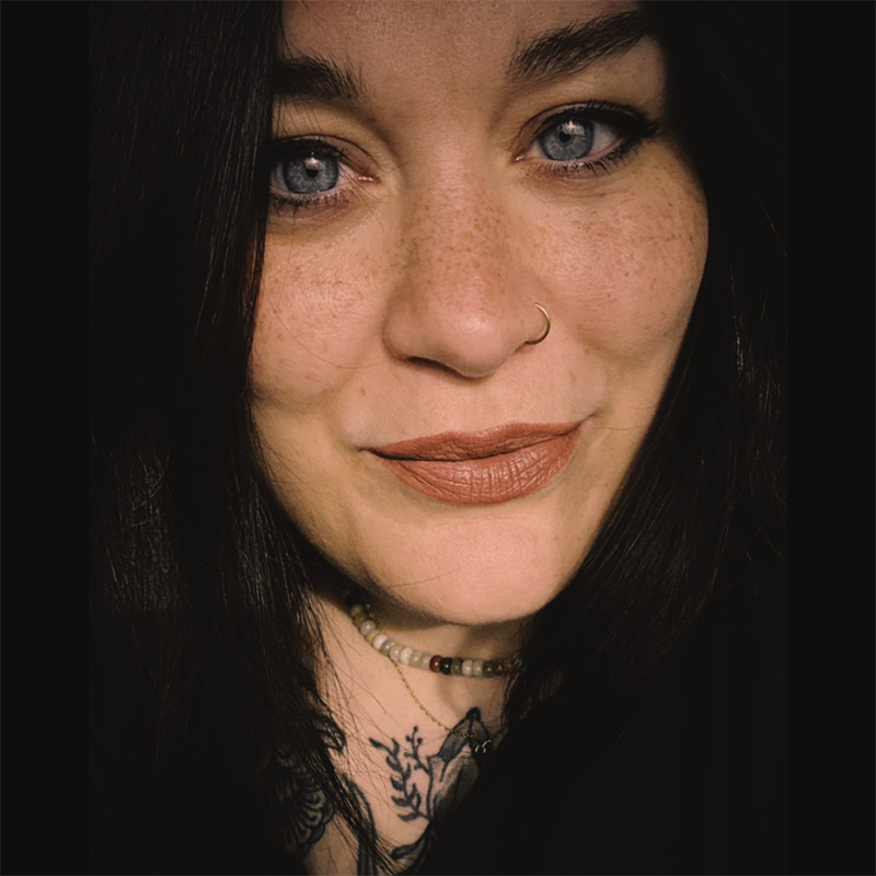 Man sieht eine Nahaufnahme von einem Frauengesicht von Sommersprossen Tattoos.