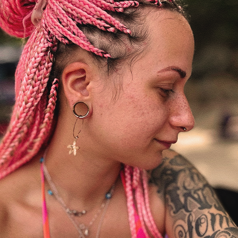 Man sieht eine Nahaufnahme von einem Frauengesicht von Sommersprossen Tattoos.