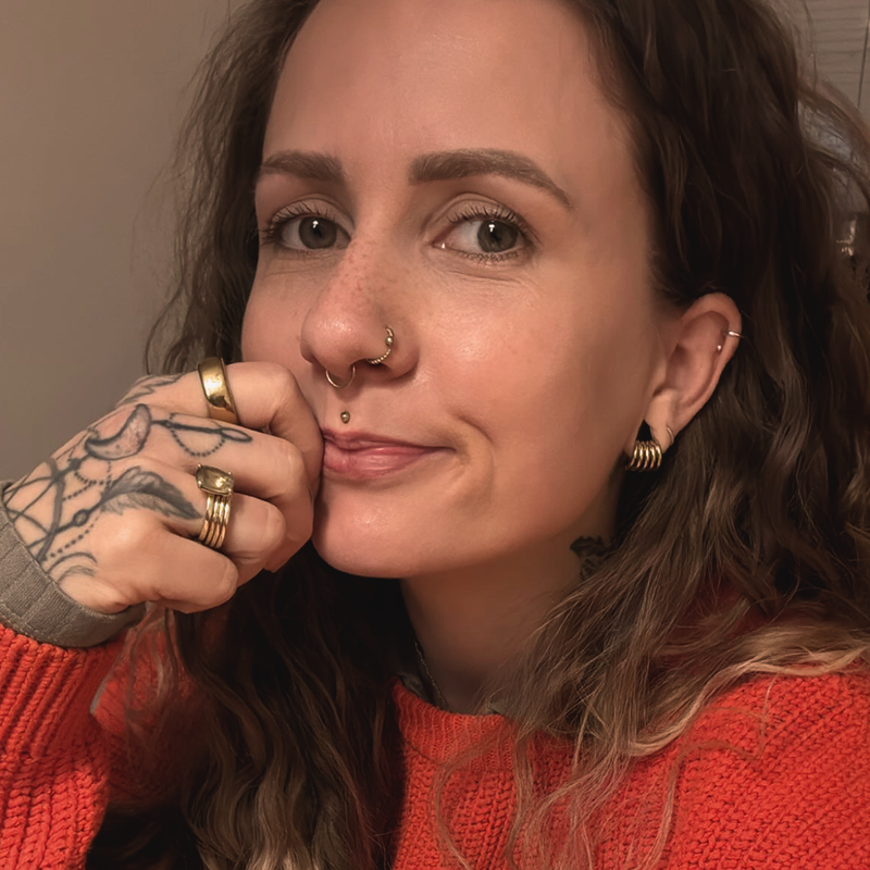 Man sieht eine Nahaufnahme von einem Frauengesicht von Sommersprossen Tattoos.
